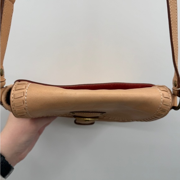 COACH Saddle Crossbody Bag Tan‎ Leather Buckle Flap Adjustable Strap - Picture 7 of 12